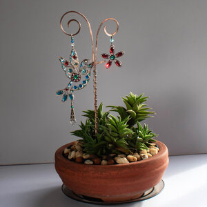 HUMMINGBIRD WITH A FLOWER ... DECORATIVE PLANT STAKE CRYSTAL SUNCATCHER