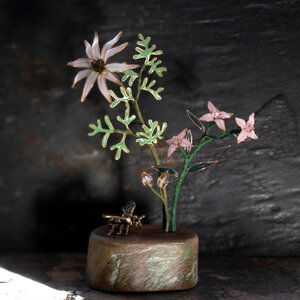 FLANNEL FLOWER & BORONIA AUSTRALIAN NATIVE FLOWERS IN RESIN AND WIRE WITH A BRASS BEE ... WINDOWSILL SUNCATCHER