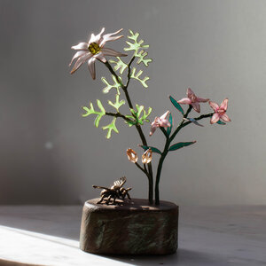 FLANNEL FLOWER & BORONIA AUSTRALIAN NATIVE FLOWERS IN RESIN AND WIRE WITH A BRASS BEE ... WINDOWSILL SUNCATCHER