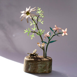 FLANNEL FLOWER & BORONIA AUSTRALIAN NATIVE FLOWERS IN RESIN AND WIRE WITH A BRASS BEE ... WINDOWSILL SUNCATCHER