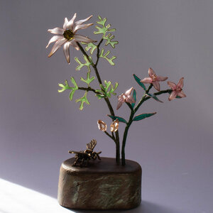 FLANNEL FLOWER & BORONIA AUSTRALIAN NATIVE FLOWERS IN RESIN AND WIRE WITH A BRASS BEE ... WINDOWSILL SUNCATCHER