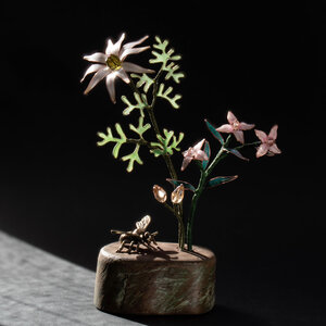 FLANNEL FLOWER & BORONIA AUSTRALIAN NATIVE FLOWERS IN RESIN AND WIRE WITH A BRASS BEE ... WINDOWSILL SUNCATCHER
