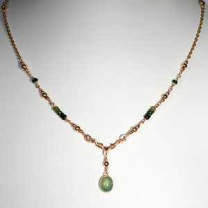 PREHNITE & TOURMALINE CHOKER NECKLACE IN MIXED METALS.