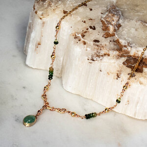 PREHNITE & TOURMALINE CHOKER NECKLACE IN MIXED METALS.