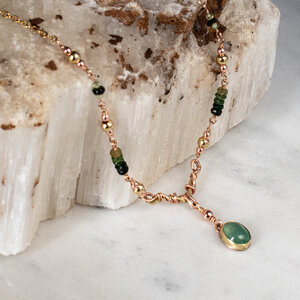 PREHNITE & TOURMALINE CHOKER NECKLACE IN MIXED METALS.