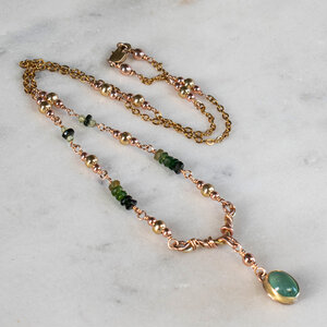 PREHNITE & TOURMALINE CHOKER NECKLACE IN MIXED METALS.