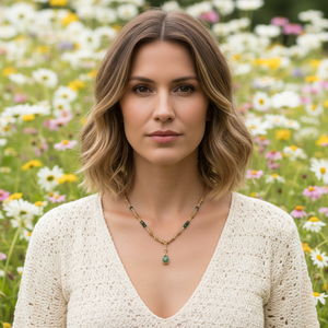 PREHNITE & TOURMALINE CHOKER NECKLACE IN MIXED METALS.