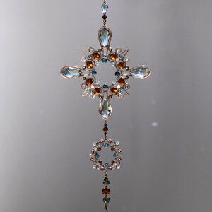 ORNATE VICTORIAN STYLE CRYSTAL WINDOW SUNCATCHER IN BLUE & AMBER