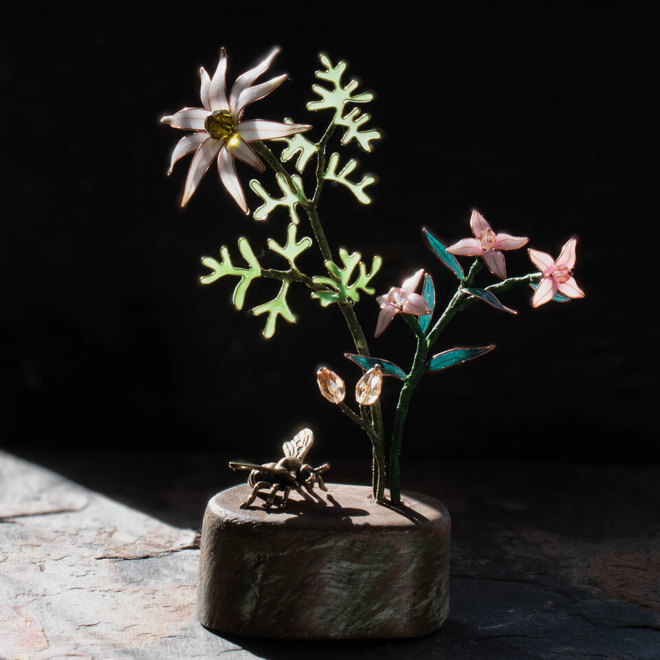 FLANNEL FLOWER & BORONIA AUSTRALIAN NATIVE FLOWERS IN RESIN AND WIRE WITH A BRASS BEE ... WINDOWSILL SUNCATCHER