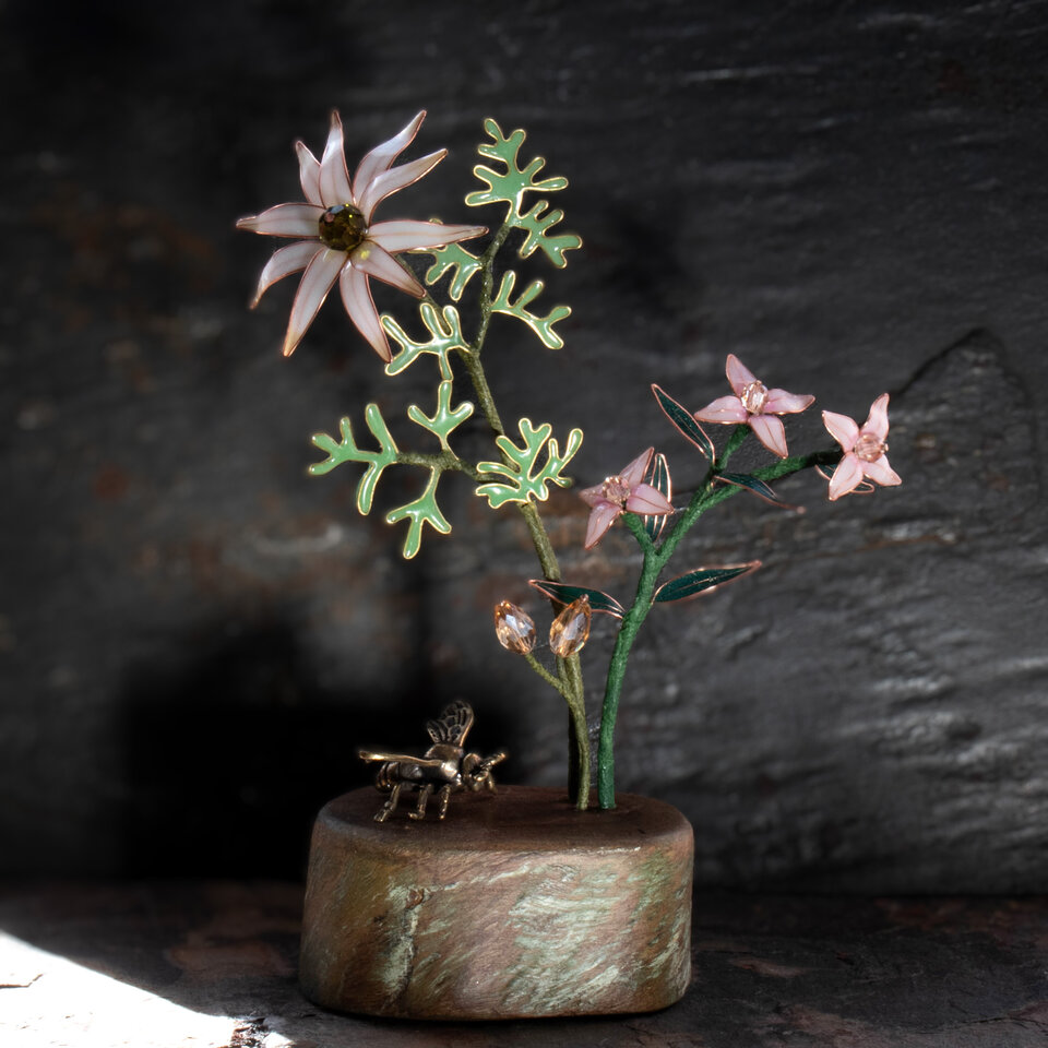 FLANNEL FLOWER & BORONIA AUSTRALIAN NATIVE FLOWERS IN RESIN AND WIRE WITH A BRASS BEE ... WINDOWSILL SUNCATCHER