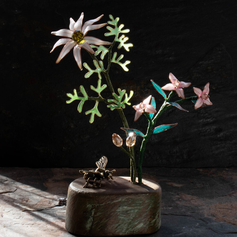 FLANNEL FLOWER & BORONIA AUSTRALIAN NATIVE FLOWERS IN RESIN AND WIRE WITH A BRASS BEE ... WINDOWSILL SUNCATCHER