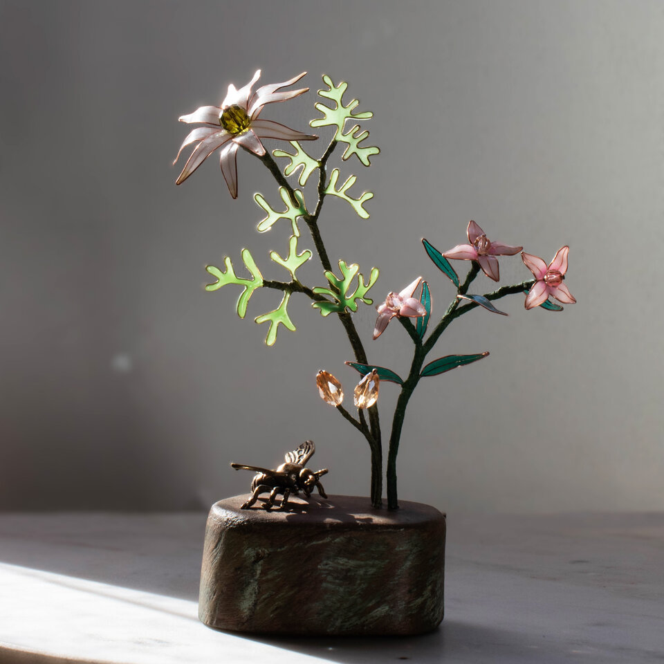 FLANNEL FLOWER & BORONIA AUSTRALIAN NATIVE FLOWERS IN RESIN AND WIRE WITH A BRASS BEE ... WINDOWSILL SUNCATCHER