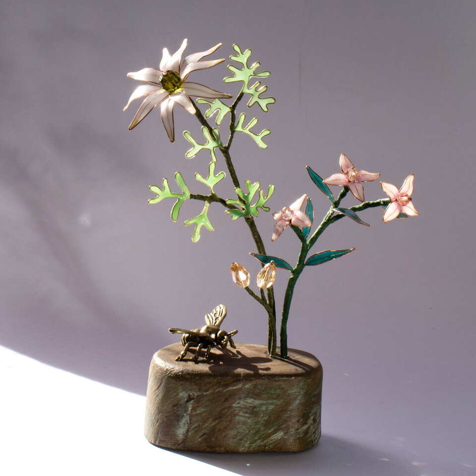 FLANNEL FLOWER & BORONIA AUSTRALIAN NATIVE FLOWERS IN RESIN AND WIRE WITH A BRASS BEE ... WINDOWSILL SUNCATCHER