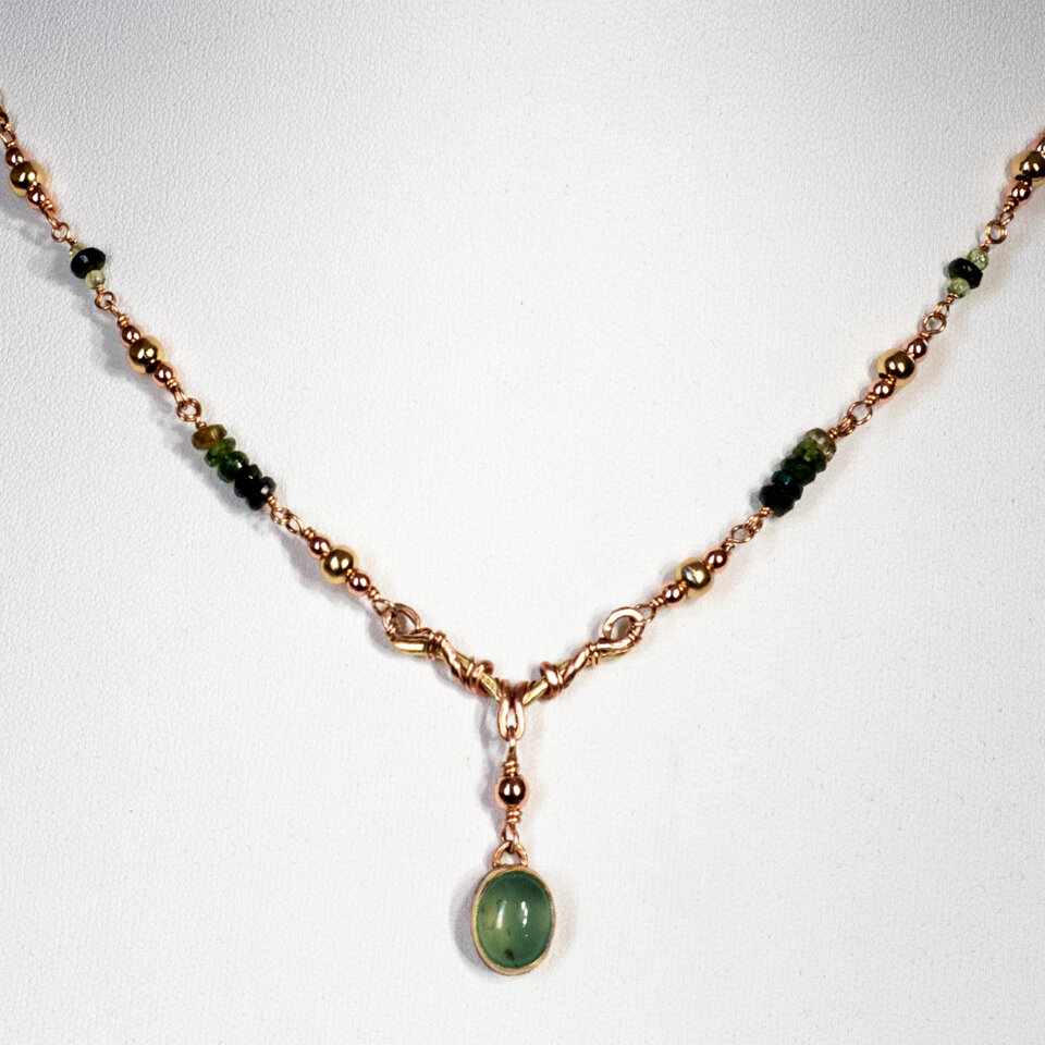 PREHNITE & TOURMALINE CHOKER NECKLACE IN MIXED METALS.