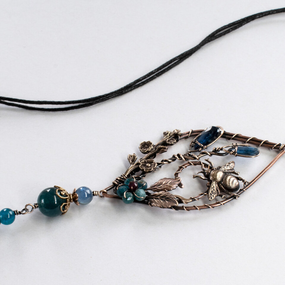 BEE WITH GEMSTONES CAR REAR-VIEW MIRROR DANGLE .... ADJUSTABLE