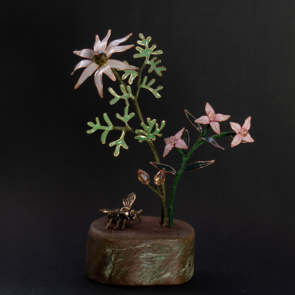 FLANNEL FLOWER & BORONIA AUSTRALIAN NATIVE FLOWERS IN RESIN AND WIRE WITH A BRASS BEE ... WINDOWSILL SUNCATCHER