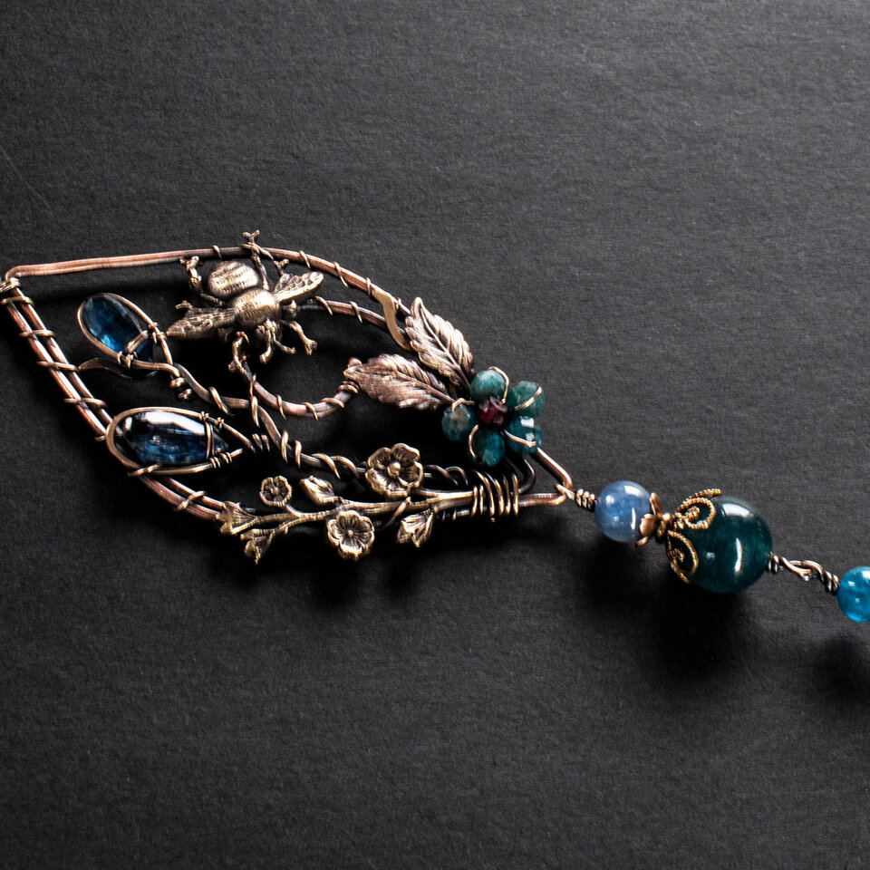 BEE WITH GEMSTONES CAR REAR-VIEW MIRROR DANGLE .... ADJUSTABLE