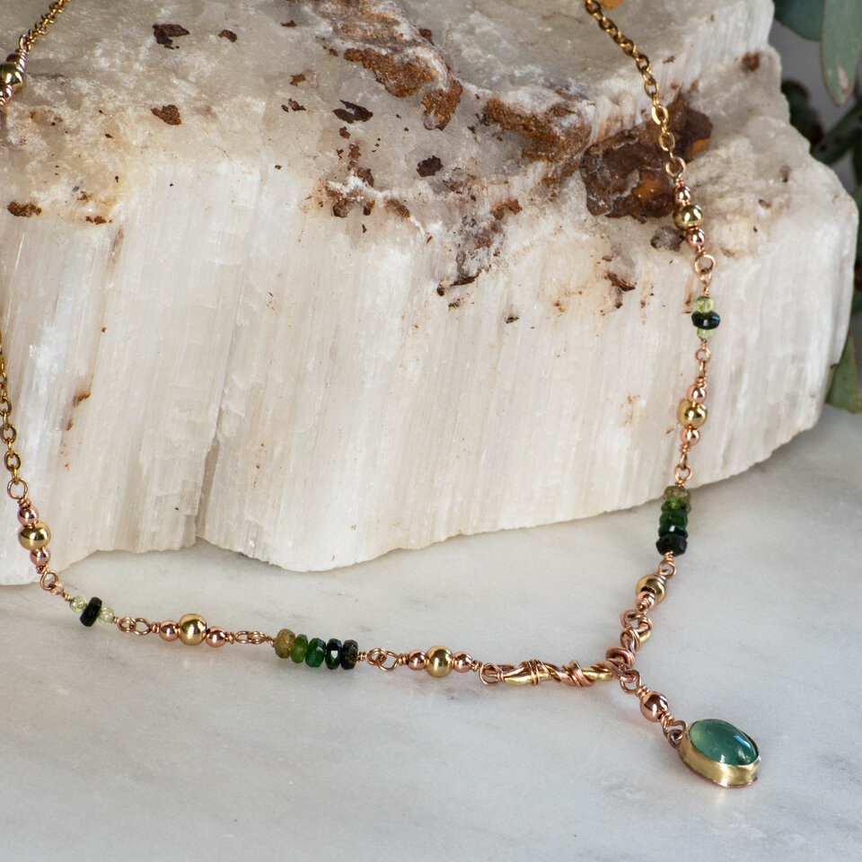 PREHNITE & TOURMALINE CHOKER NECKLACE IN MIXED METALS.