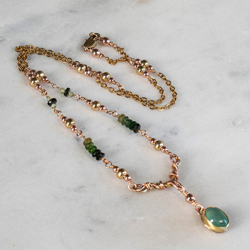 PREHNITE & TOURMALINE CHOKER NECKLACE IN MIXED METALS.