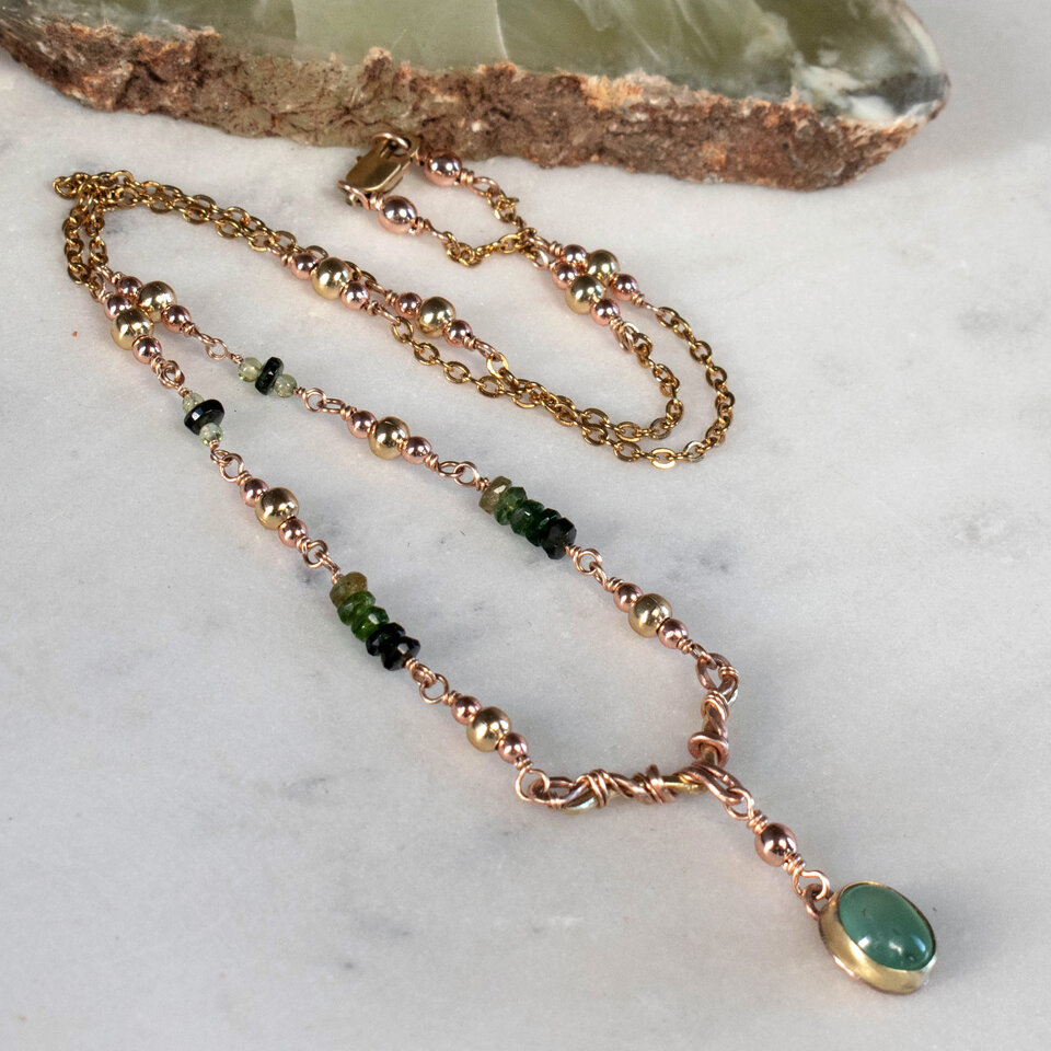 PREHNITE & TOURMALINE CHOKER NECKLACE IN MIXED METALS.