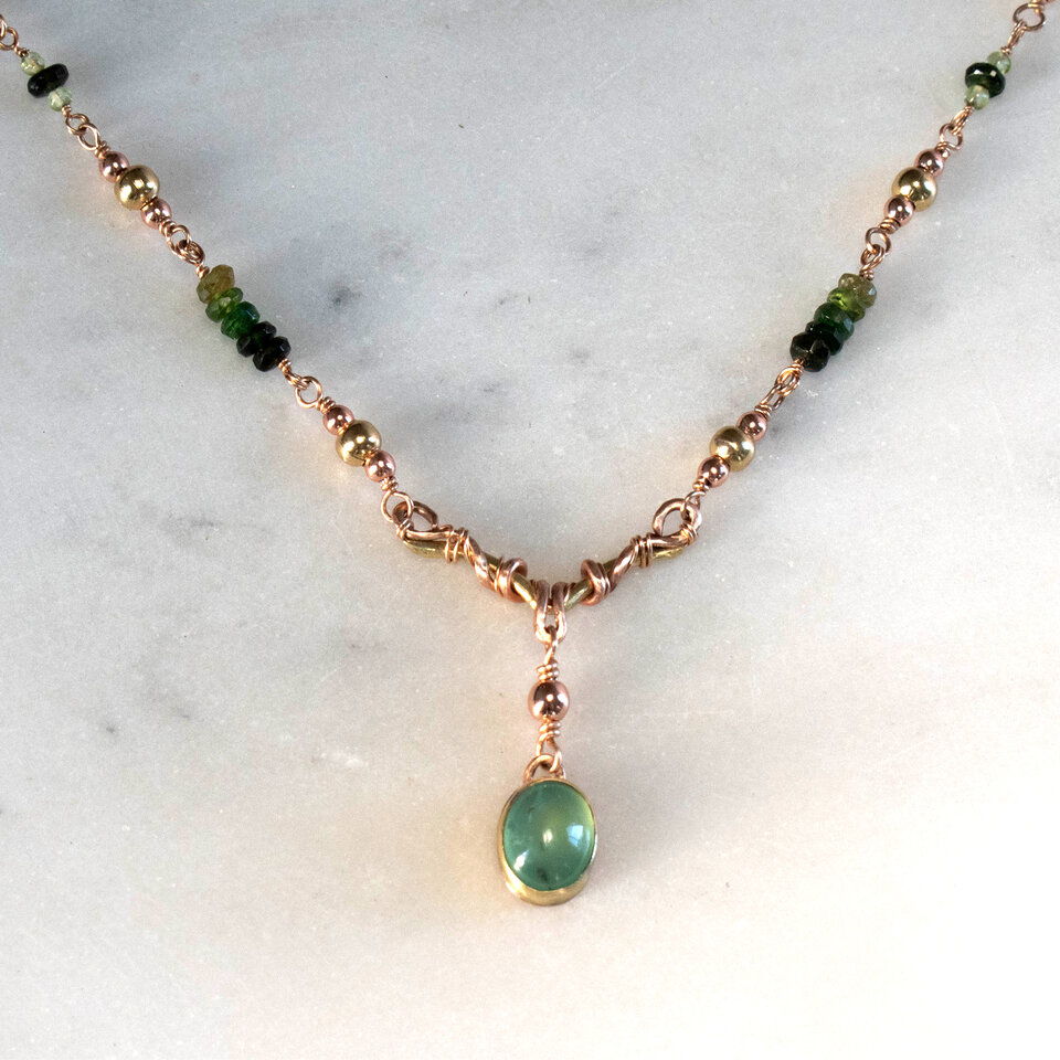 PREHNITE & TOURMALINE CHOKER NECKLACE IN MIXED METALS.