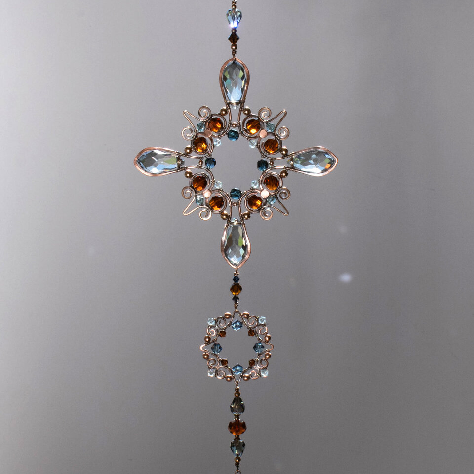 ORNATE VICTORIAN STYLE CRYSTAL WINDOW SUNCATCHER IN BLUE & AMBER