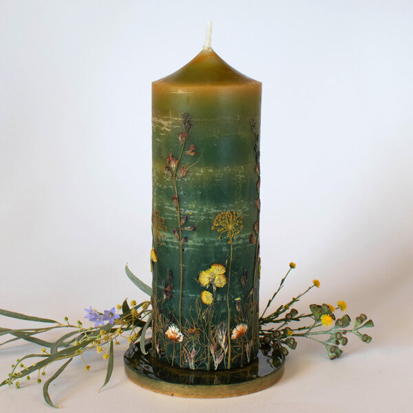 BEESWAX BOTANICAL PILLAR CANDLE WITH A RESIN BLOOM COASTER