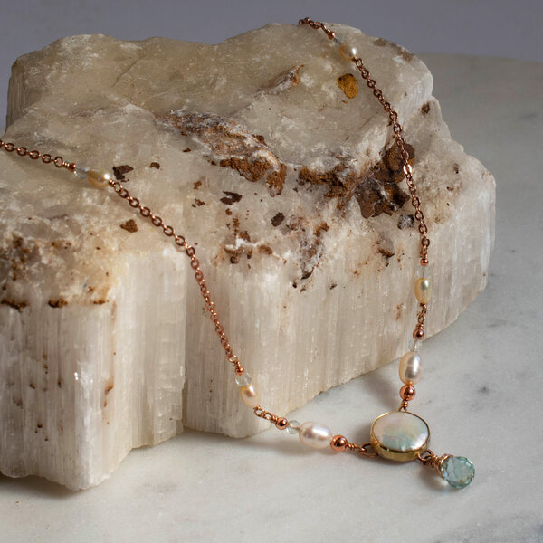 FRESHWATER PEARL & AQUAMARINE PRINCESS NECKLACE IN MIXED METALS.