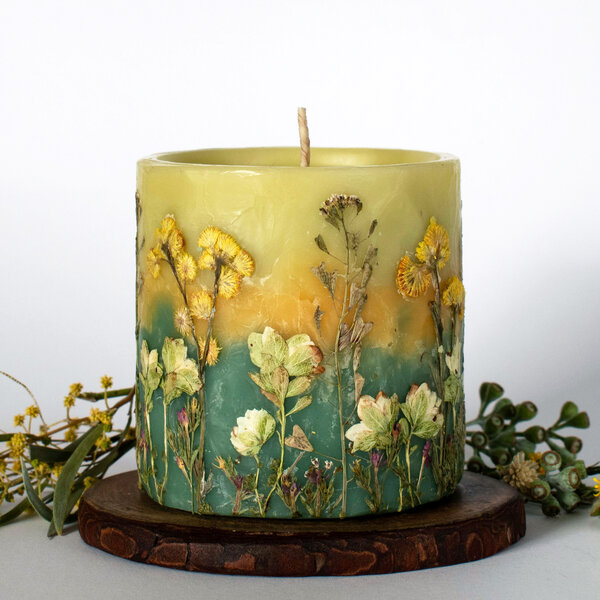 BEESWAX BOTANICAL HURRICANE CANDLE WITH WOOD SLICE STAND
