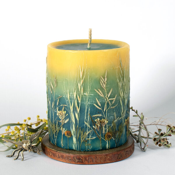 BEESWAX BOTANICAL HURRICANE CANDLE WITH WOOD SLICE STAND