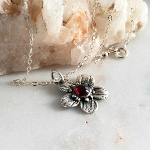GARNET FINE SILVER FLOWER PENDANT NECKLACE