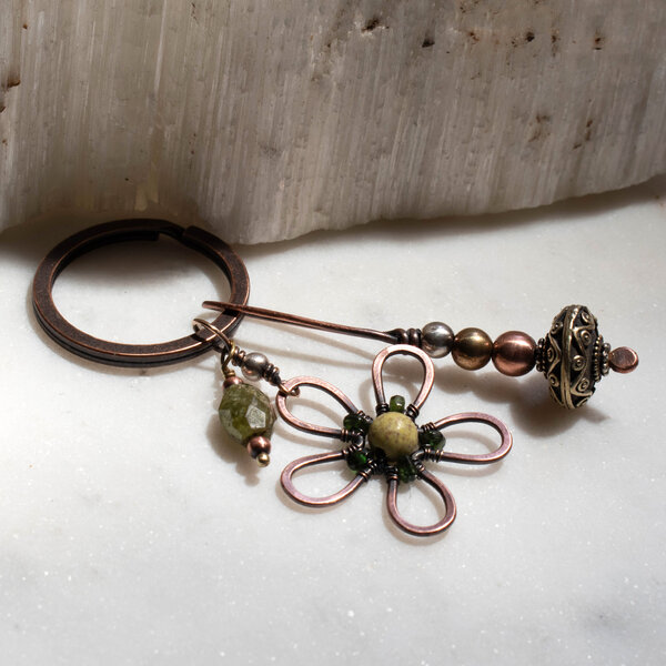 GREEN MIXED GEMSTONE FLOWER KEYCHAIN
