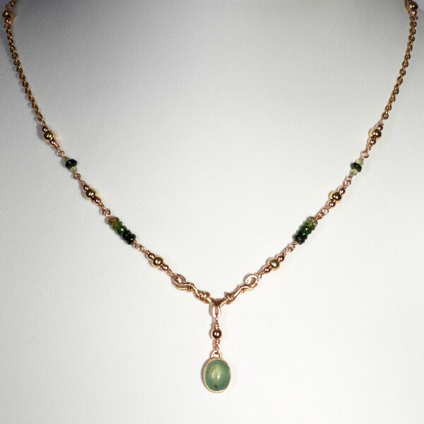 PREHNITE & TOURMALINE CHOKER NECKLACE IN MIXED METALS.
