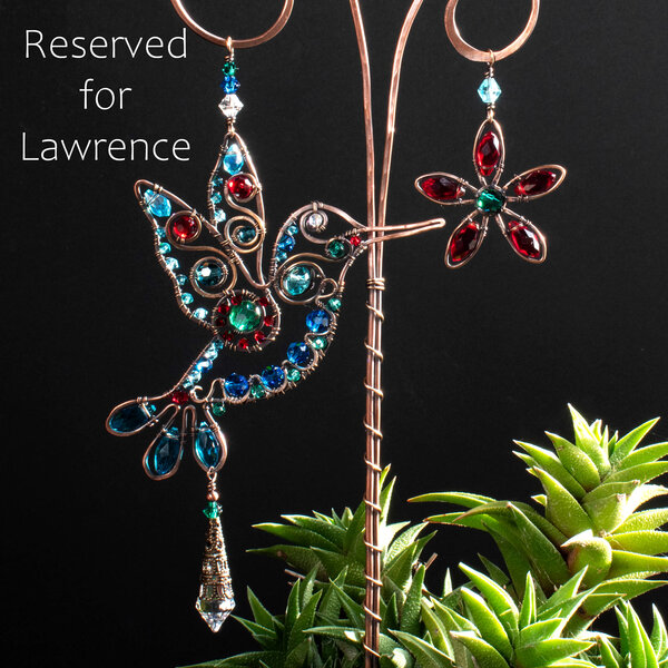 RESERVED FOR LAWRENCE .... HUMMINGBIRD WITH A FLOWER ... DECORATIVE PLANT STAKE CRYSTAL SUNCATCHER