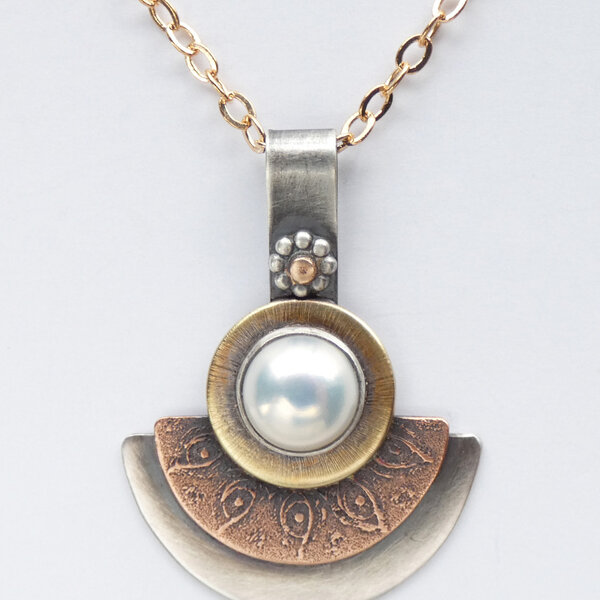 CREAMY FRESHWATER PEARL MIXED METAL PENDANT NECKLACE