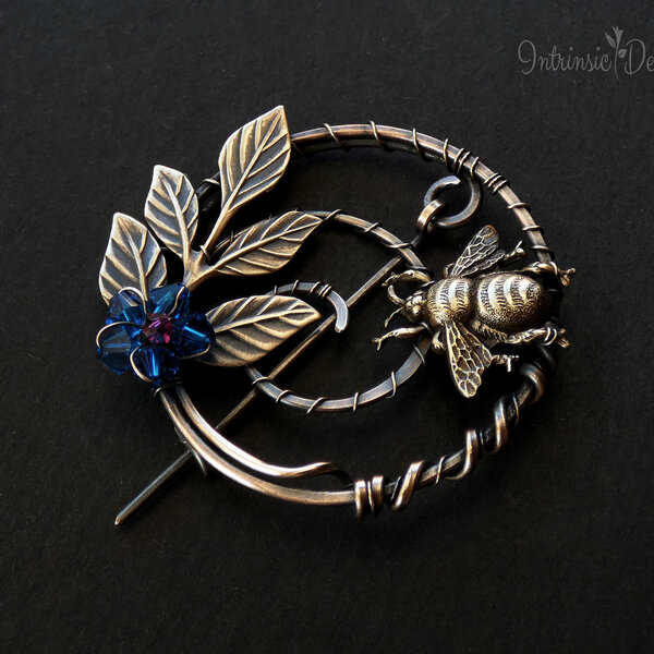 BEE SHAWL PIN/ SWEATER PIN WITH MIXED METALS AND SWAROVSKI CRYSTAL FLOWER