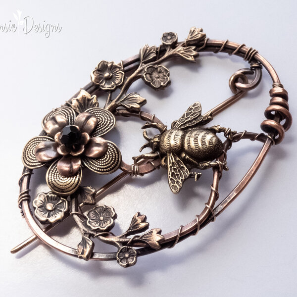 BEE OVAL SHAWL PIN / SWEATER PIN IN MIXED METALS